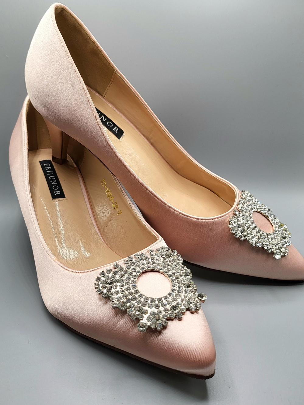 NIB - Blush Satin Rhinestone Brooch Embelishment Pointed Toe Pumps - Size 7